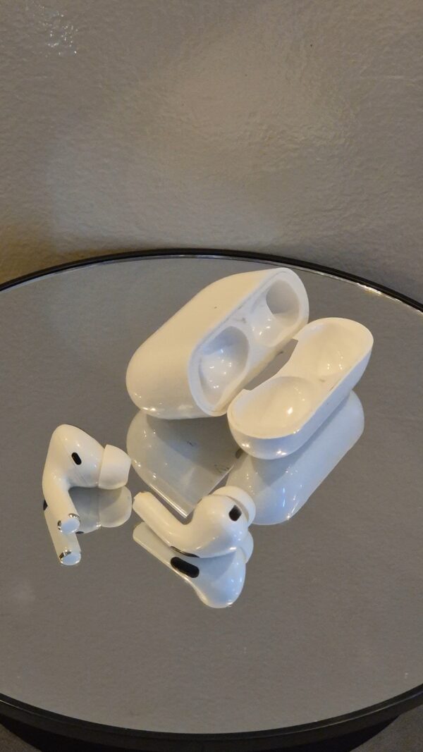 FOR SALE: Original Airpods Pro Gen 1 (2nd Hand)